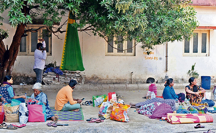 Hardships of patient assistants... Hospitalization Photos10