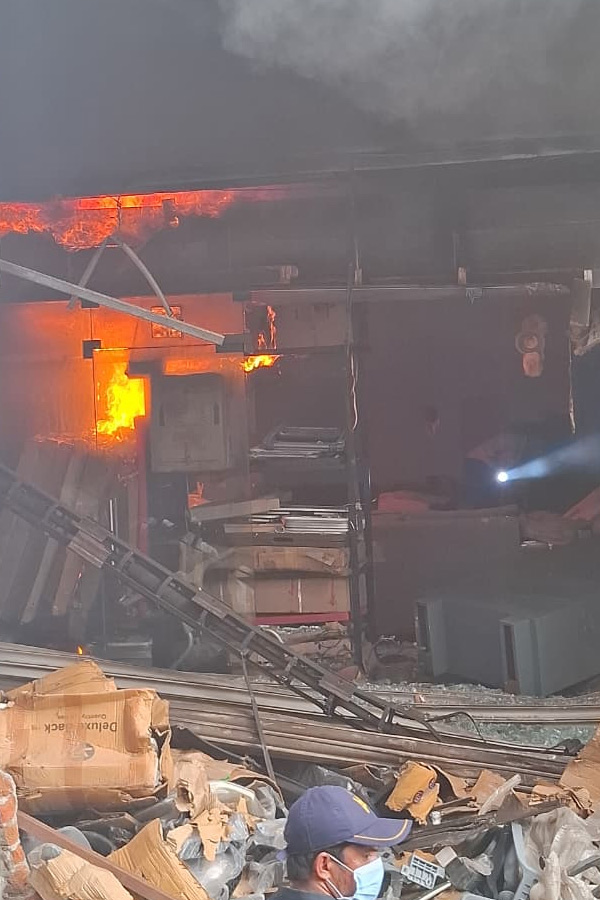 భారీ అగ్ని ప్రమాదం (ఫోటోలు) | Massive Fire Accident in Furniture Shop ...