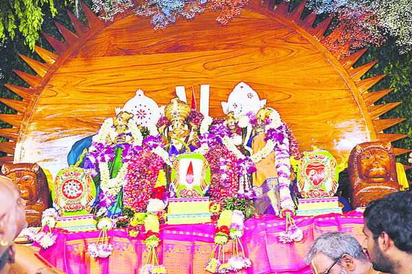 స్వామిసేవకు ఒక్కటై.. 2