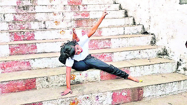 యోగాసనంతో బాలిక రికార్డు 1