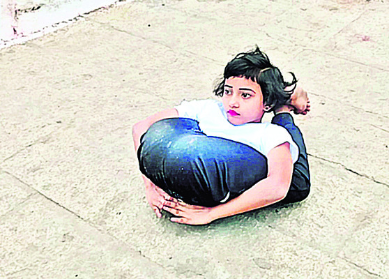 యోగాసనంతో బాలిక రికార్డు 2