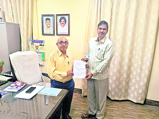 వరసిద్ధుని సేవలో  ఆర్‌టీఐ కమిషనర్‌ 
1