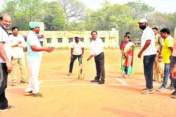 ‘శాతవాహన’లో క్రికెట్‌ టోర్నీ2