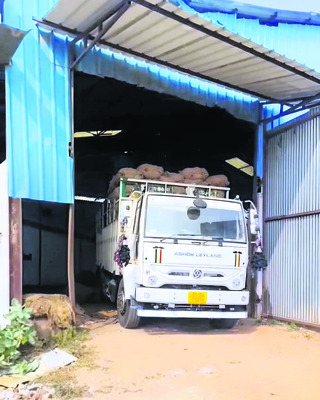 అక్రమంగా తరలిస్తున్న కస్టమ్‌ మిల్లింగ్‌ ధాన్యం స్వాధీనం1