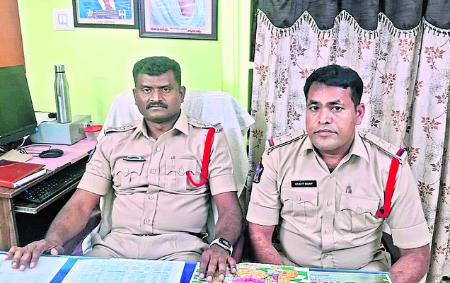 ఖాకీల మాటునే కోడి పందేలు!1