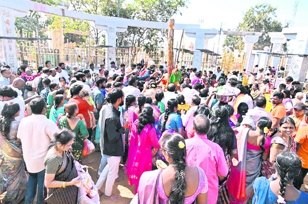 మేడారానికి పోటెత్తిన భక్తులు1