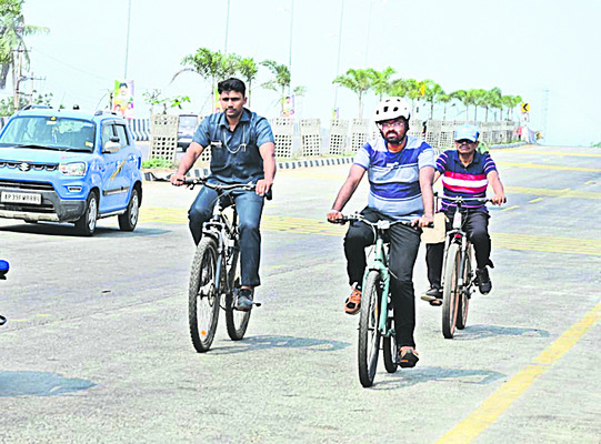 సైకిల్‌పై కృష్ణా కలెక్టర్‌ పర్యటన1