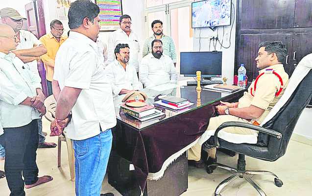 వైఎస్సార్‌ సీపీ కౌన్సిలర్‌పై టీడీపీ కార్యకర్త దాడి 1