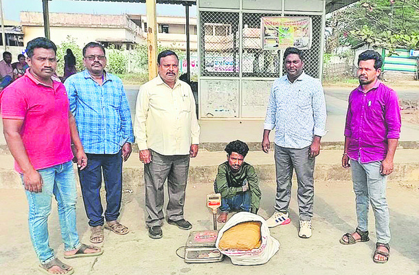 గంజాయి తరలిస్తున్న  వ్యక్తి అరెస్ట్‌ 1