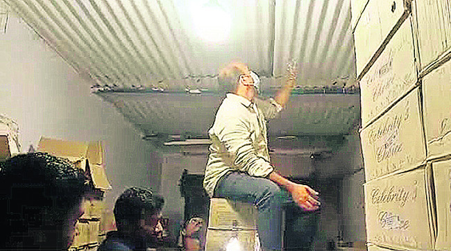 చేపలకు మేత వేసేందుకు వెళ్లి.. 1