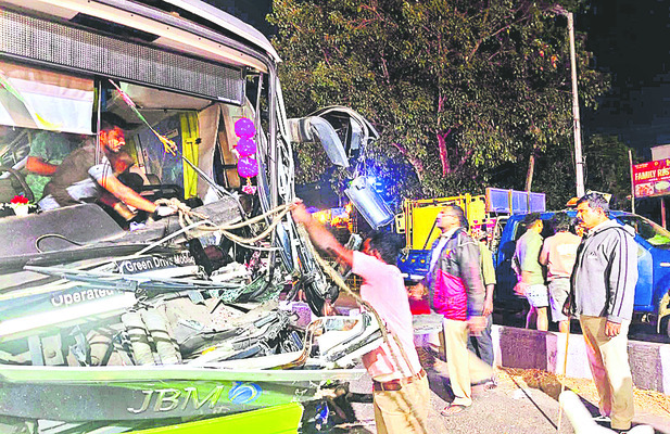 ఆగి ఉన్న లారీని ఢీకొన్న బస్సు 1