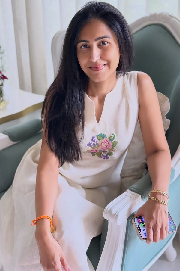 Nandamuri Taraka Ratna wife Alekhya Reddy latest Photos5