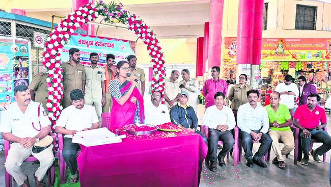 అక్రమంగా తరలిస్తున్న  రేషన్‌ బియ్యం పట్టివేత 1