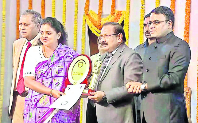 అవార్డు అందుకున్న కలెక్టర్‌ 1