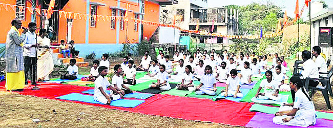 ● ఆలయాల్లో సామూహిక సూర్యనమస్కారాలు ● వందలాదిగా హాజరైన అ2
