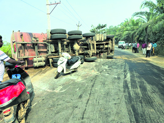 క్రూడ్‌ ఆయిల్‌ ట్యాంకర్‌ బోల్తా 1