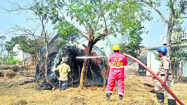మహిళ ప్రాణం కాపాడిన అగ్నిమాపక సిబ్బంది1