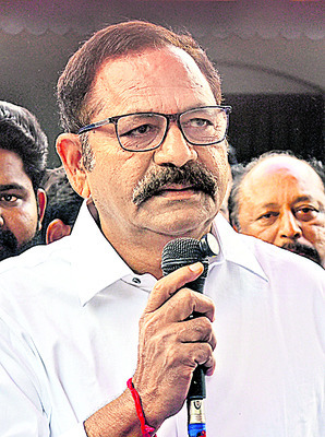 పలుకూరు నుంచి వెళ్లిపోయిన 400 కుటుంబాలు   
2