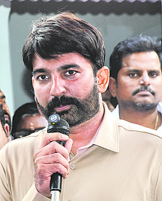 పలుకూరు నుంచి వెళ్లిపోయిన 400 కుటుంబాలు   
1