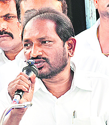 బాధ్యులైన పోలీసులను సస్పెండ్‌ చేయాలి 
2