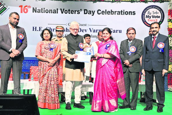 రాష్ట్రస్థాయి అవార్డు అందుకున్న వరంగల్‌ కలెక్టర్‌
1