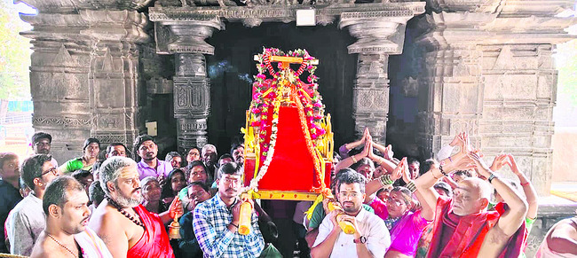 రాష్ట్రస్థాయి అవార్డు అందుకున్న వరంగల్‌ కలెక్టర్‌
2