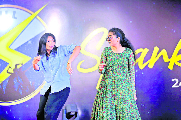 దుమ్మురేపిన డీజే నైట్‌1