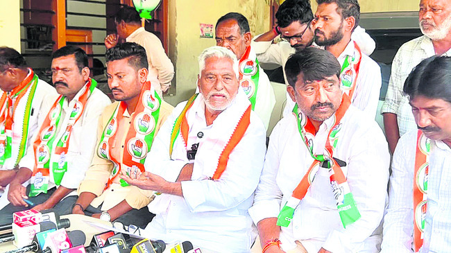 అంజన్న సన్నిధిలో   సమాచార కమిషనర్‌ పూజలు1