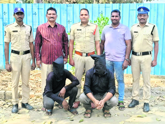 చైన్‌ స్నాచింగ్‌ కేసుల్లో ఇద్దరి అరెస్ట్‌ 1