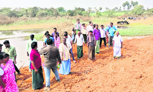 క్రూడ్‌ ఆయిల్‌ ట్యాంకర్‌ బోల్తా 2