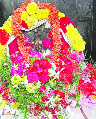 సూర్యభగవానునికి ప్రత్యేకపూజలు 
3