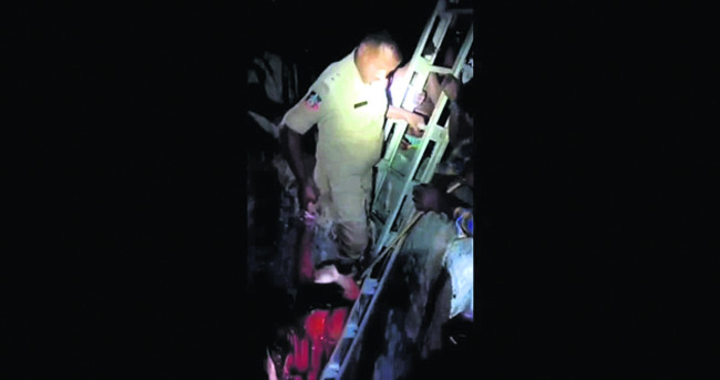 మహిళ ప్రాణం కాపాడిన అగ్నిమాపక సిబ్బంది2