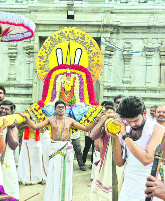 సూర్యప్రభ వాహనంపై ఊరేగిన శ్రీవారు1