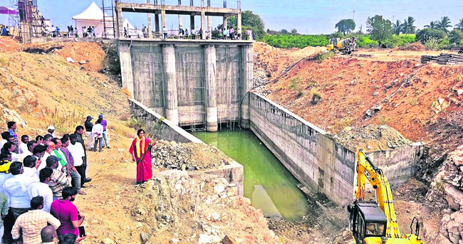 బాధితులకు అండగా ఉంటాం 1