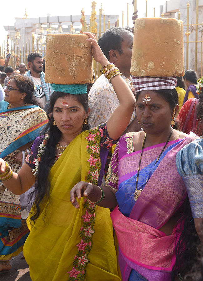 Huge Devotee Rush At Medaram Jatara 202612