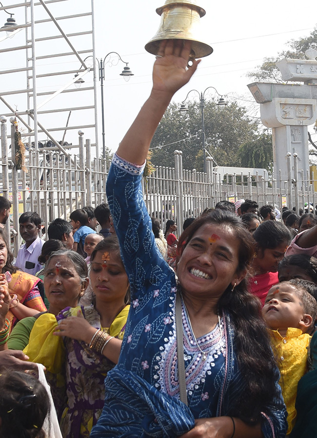 Huge Devotee Rush At Medaram Jatara 202615