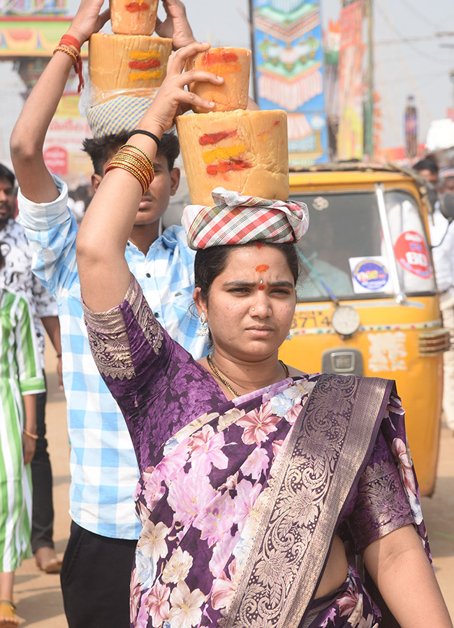 Huge Devotee Rush At Medaram Jatara 202616