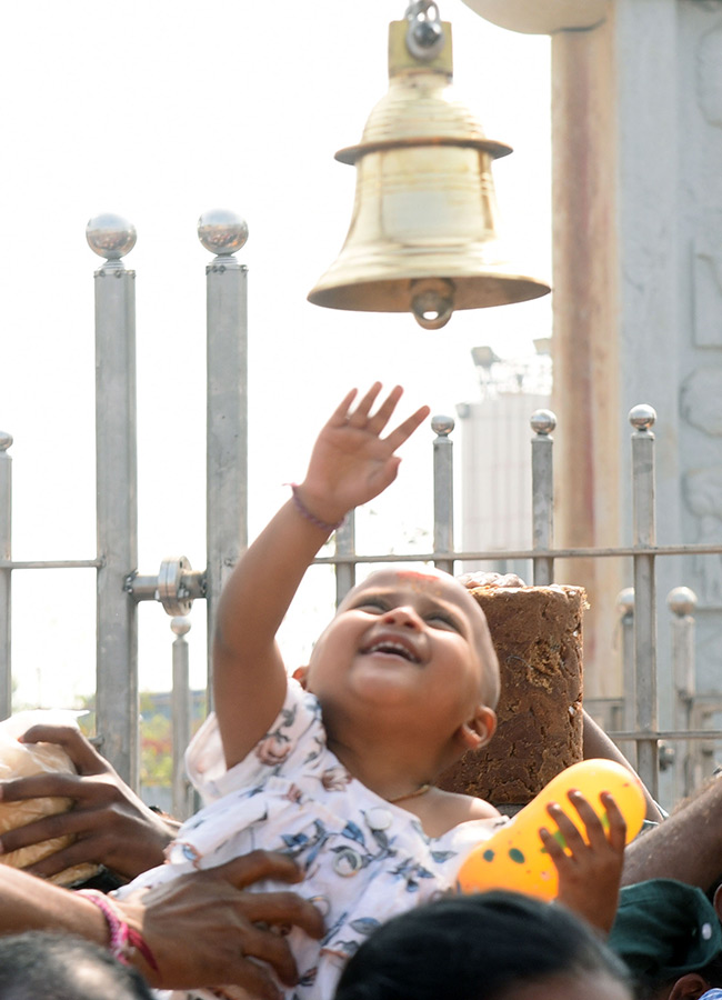 Huge Devotee Rush At Medaram Jatara 202617
