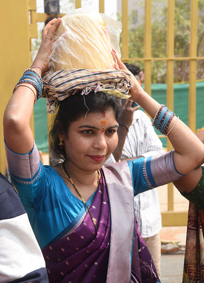 Huge Devotee Rush At Medaram Jatara 202618