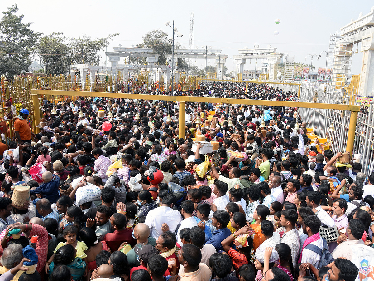 Huge Devotee Rush At Medaram Jatara 20262
