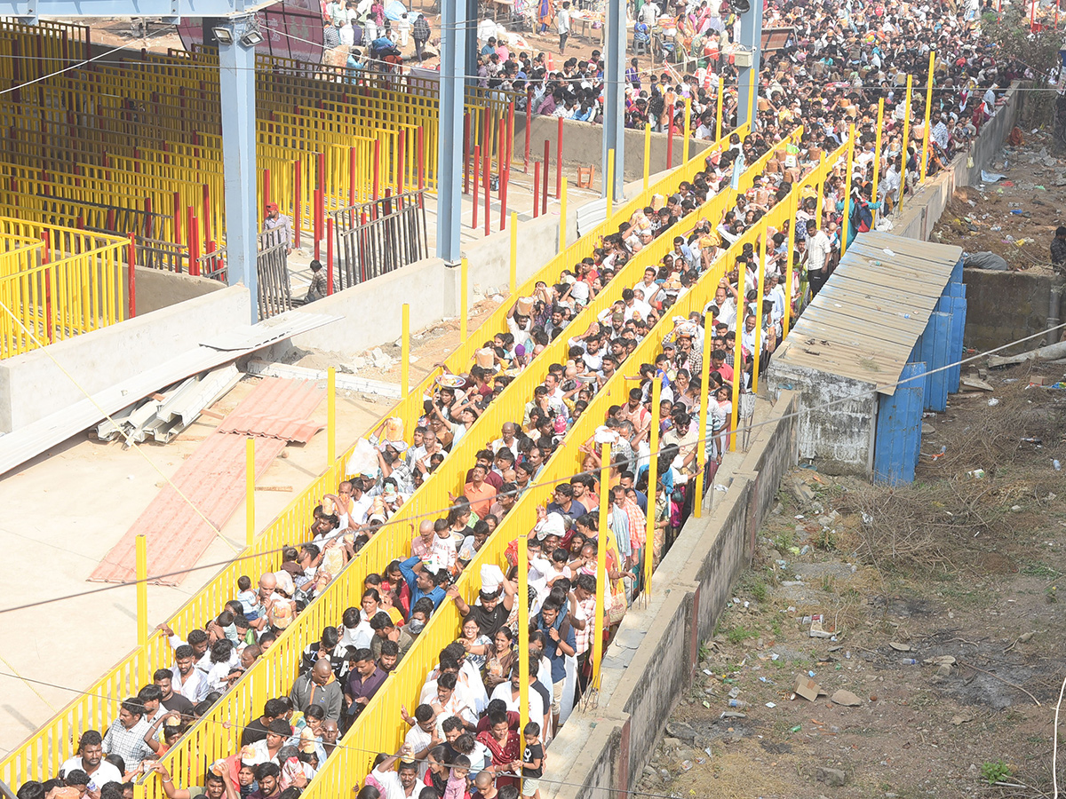 Huge Devotee Rush At Medaram Jatara 20263