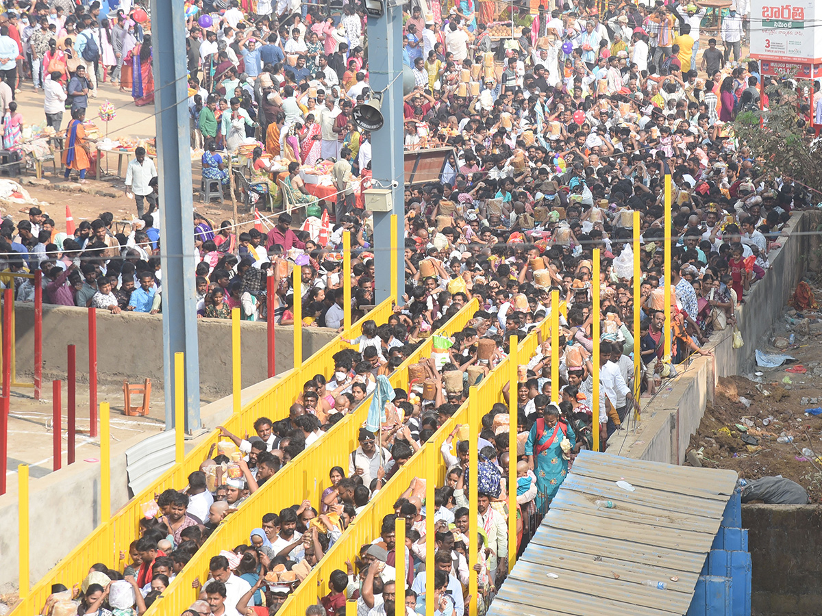 Huge Devotee Rush At Medaram Jatara 20264