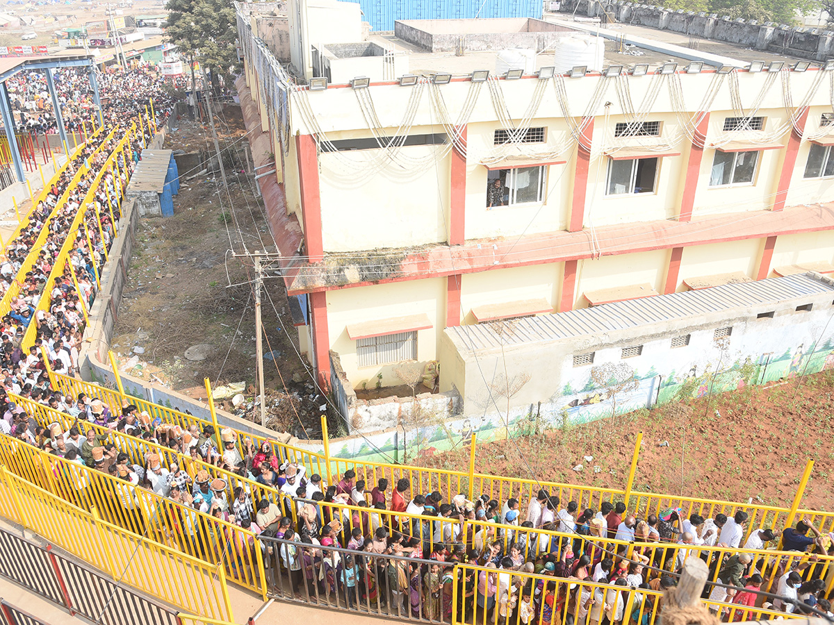 Huge Devotee Rush At Medaram Jatara 20265
