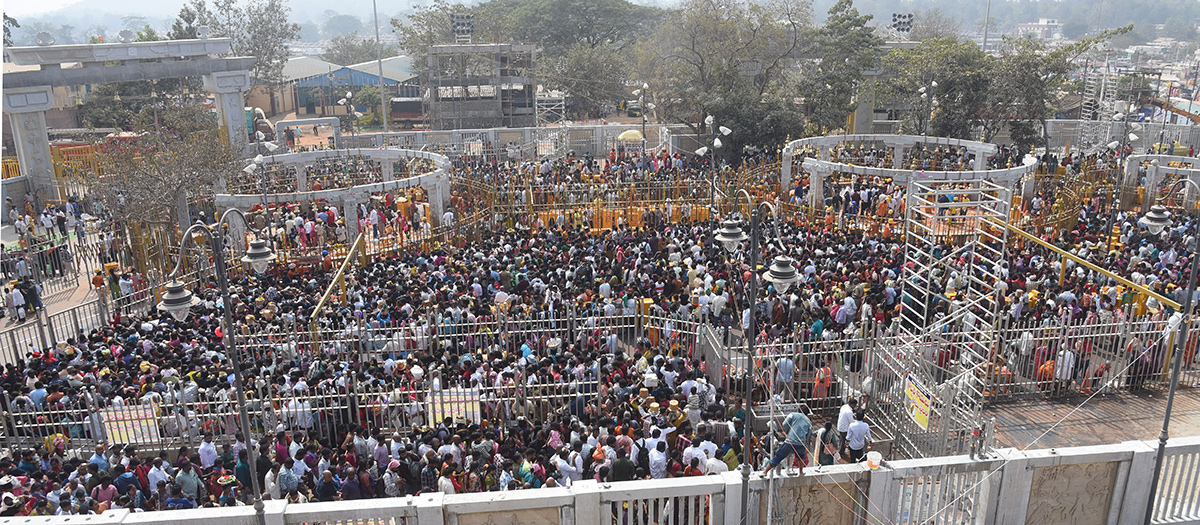 Huge Devotee Rush At Medaram Jatara 20266