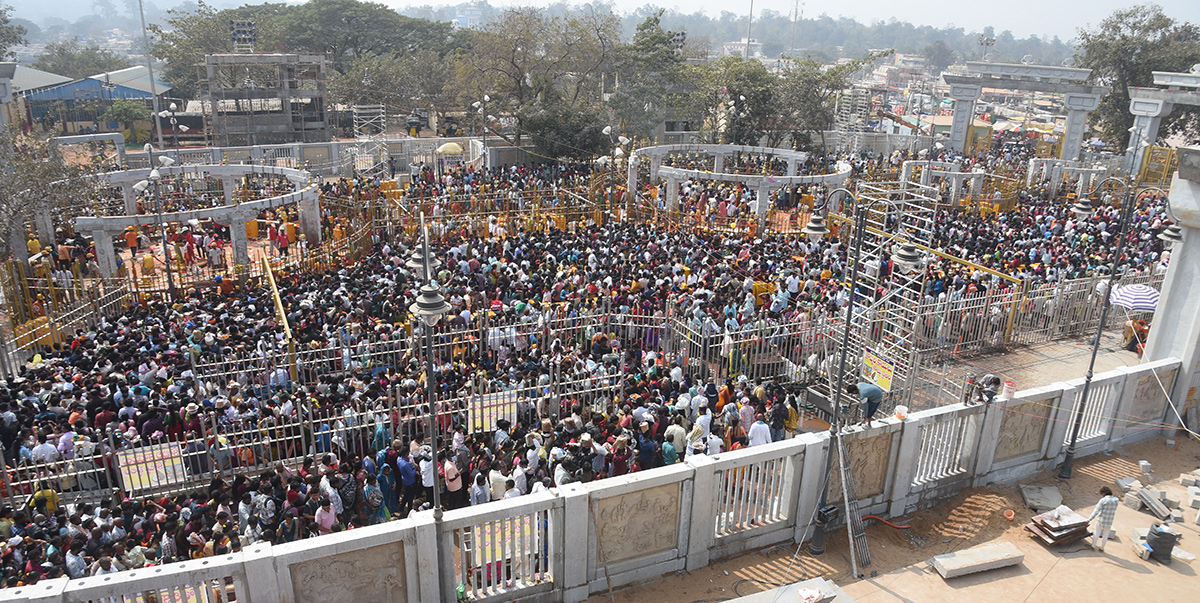 Huge Devotee Rush At Medaram Jatara 20267