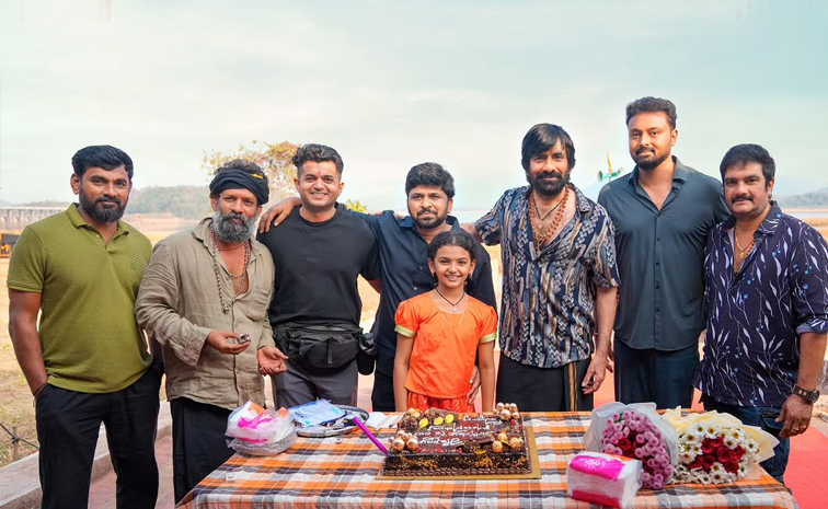 'ఇరుముడి' సెట్‌లో రవితేజ బర్త్ డే సెలబ్రేషన్ (ఫొటోలు) | Mass Maharaj ...