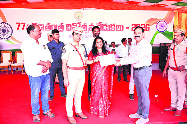 ఉత్తమ సేవలకు పురస్కారాలు14