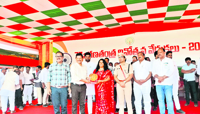 ఉత్తమ సేవలకు పురస్కారాలు18