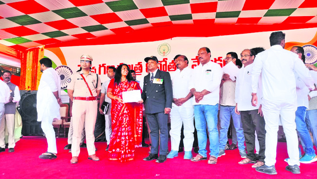 ఉత్తమ సేవలకు పురస్కారాలు17