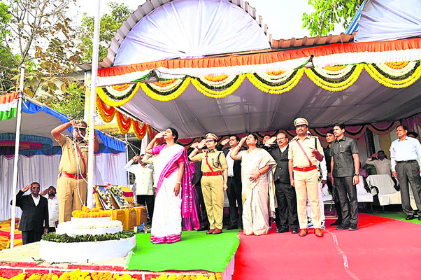 అభివృద్ధికి సమష్టిగా పని చేయాలి 1